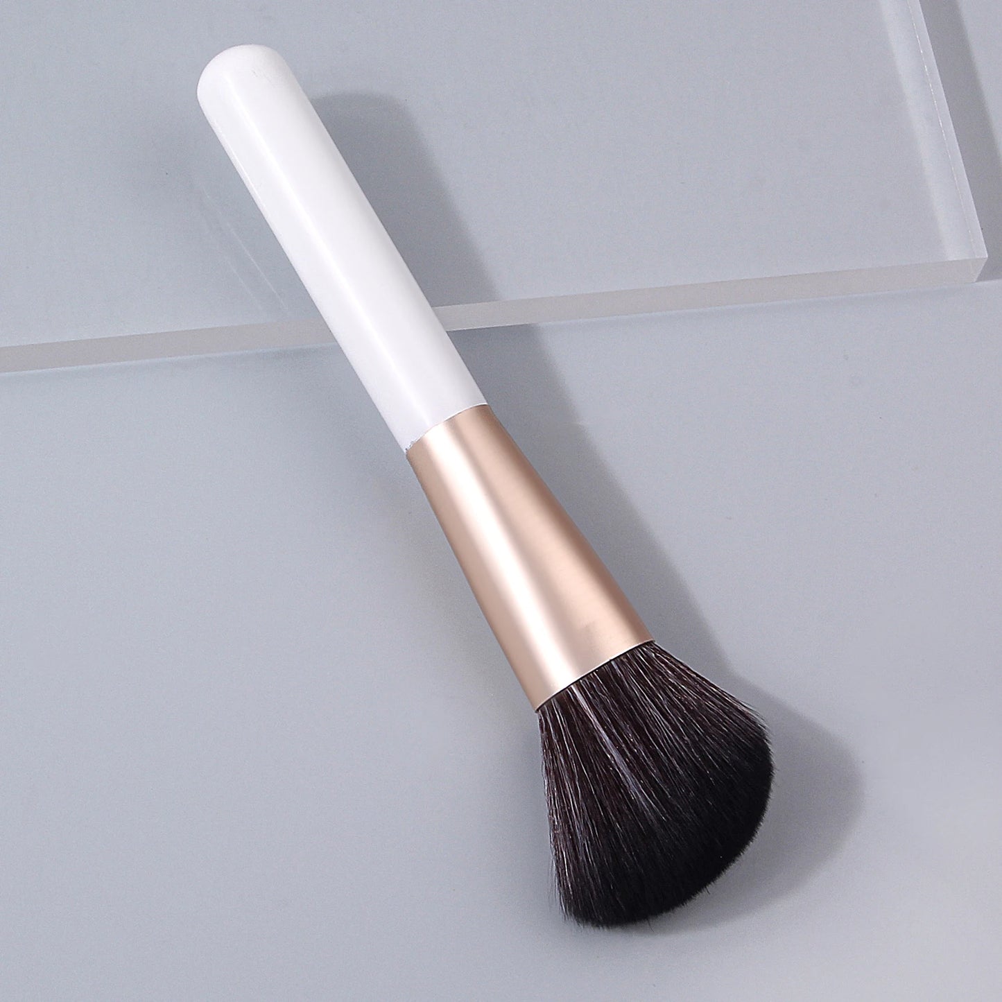 1 piece of high-quality, soft, angled makeup brush, blush, powder and contouring multi-functional facial beauty tool